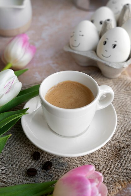 Bodegón de decoraciones de café de Pascua