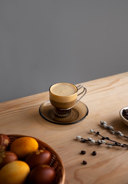 Foto gratuita bodegón de decoraciones de café de pascua