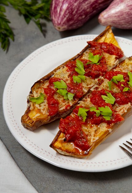 Foto gratuita bodegón con deliciosa berenjena