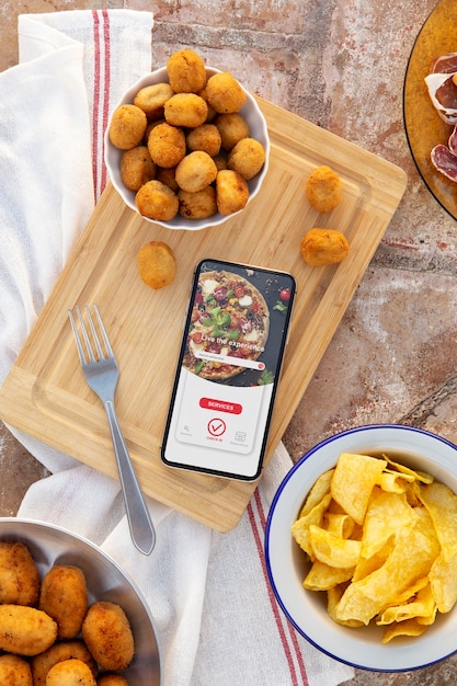 Bodegón deliciosa composición de croqueta frita con smartphone