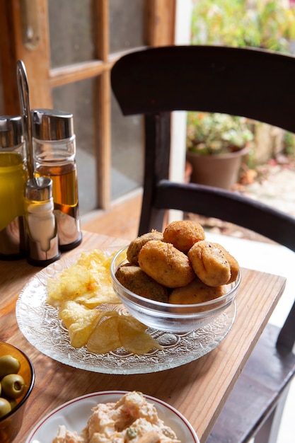 Foto gratuita bodegón deliciosa composición de croqueta frita