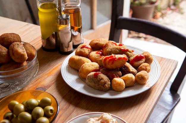 Bodegón deliciosa composición de croqueta frita