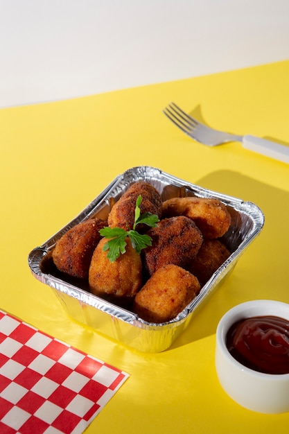 Foto gratuita bodegón deliciosa composición de croqueta frita