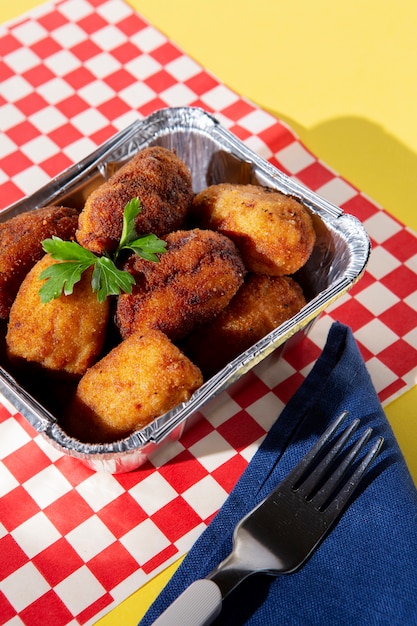 Foto gratuita bodegón deliciosa composición de croqueta frita