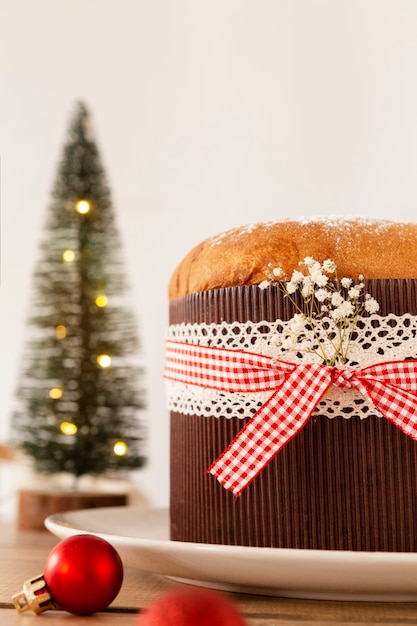 Foto gratuita bodegón delicioso arreglo panettone