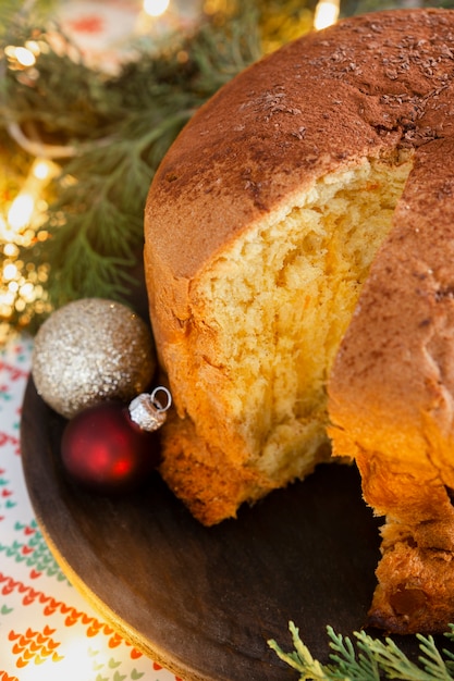 Foto gratuita bodegón delicioso panettone composición