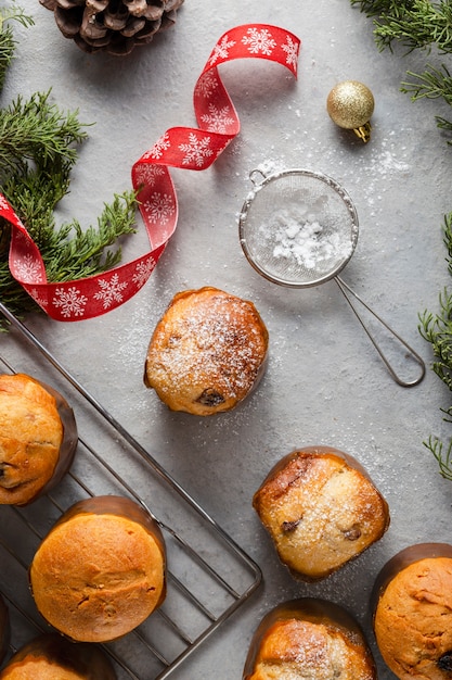 Foto gratuita bodegón delicioso panettone composición