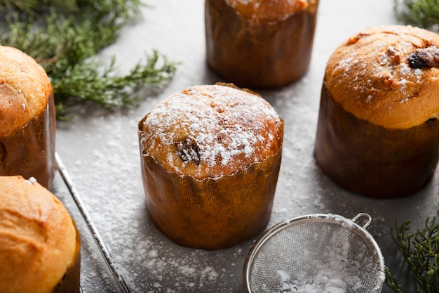 Foto gratuita bodegón delicioso panettone composición