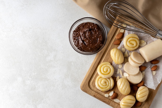 Bodegón de delicioso postre de mazapán