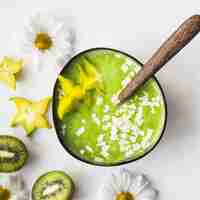 Foto gratuita bodegón de delicioso smoothie de kiwi