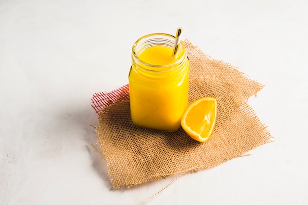 Bodegón de delicioso smoothie de naranja