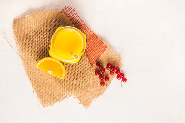 Bodegón de delicioso smoothie de naranja