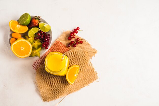 Bodegón de delicioso smoothie de naranja