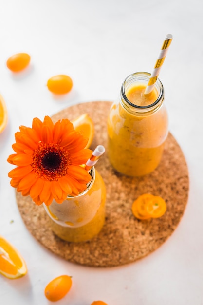 Foto gratuita bodegón de delicioso smoothie de naranja