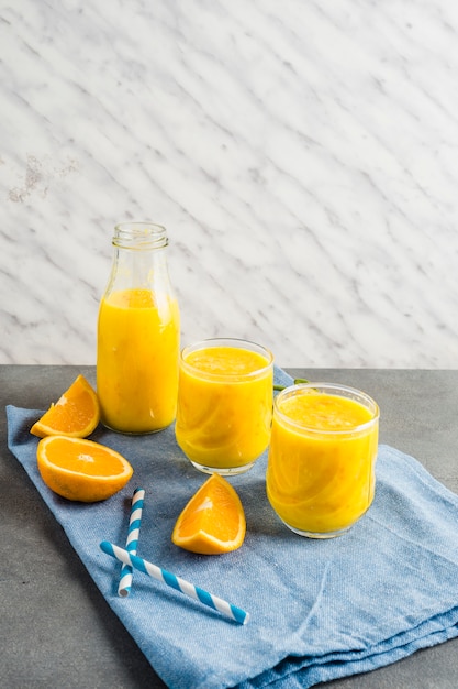 Foto gratuita bodegón de delicioso smoothie de naranja