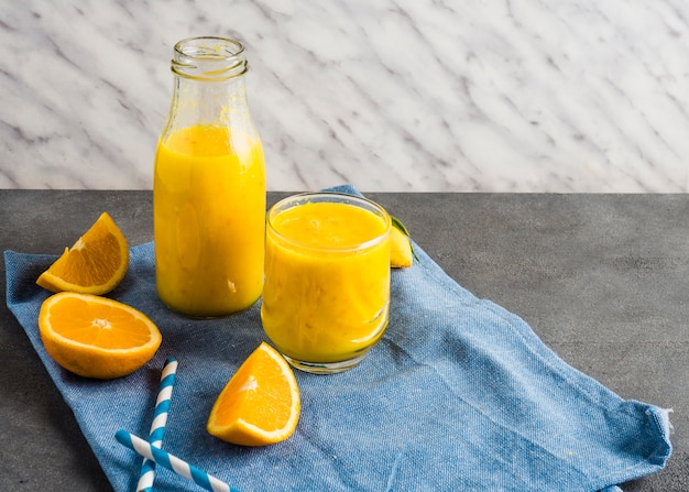Foto gratuita bodegón de delicioso smoothie de naranja