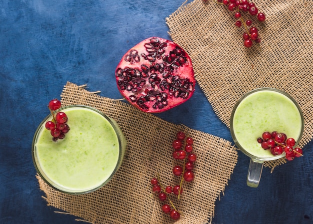 Foto gratuita bodegón de delicioso smoothie verde