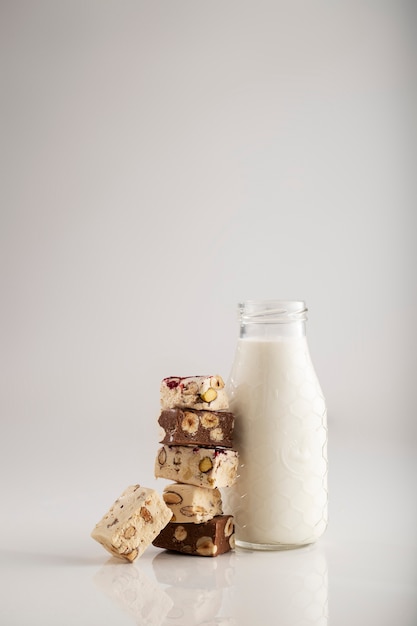 Bodegón con delicioso turrón y leche