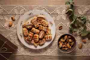 Foto gratuita bodegón de deliciosos pasteles