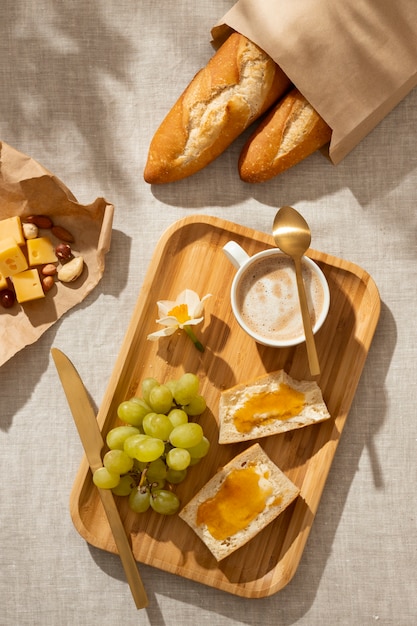 Foto gratuita bodegón de desayuno francés