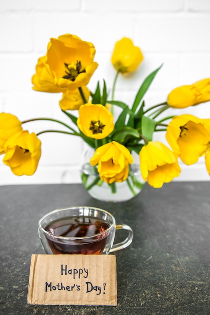 Foto gratuita bodegón día de la madre con flores