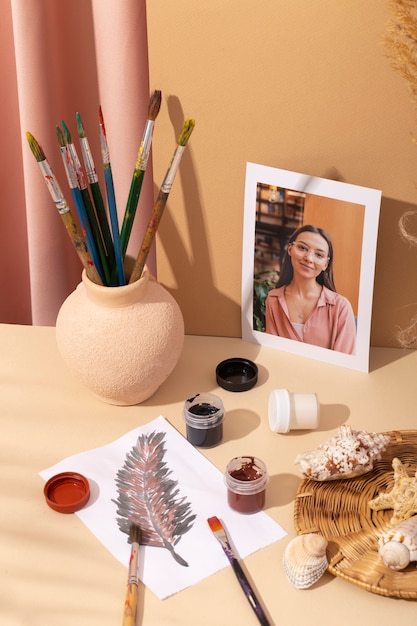 Foto gratuita bodegón del día de la mujer con maquillaje y joyas.