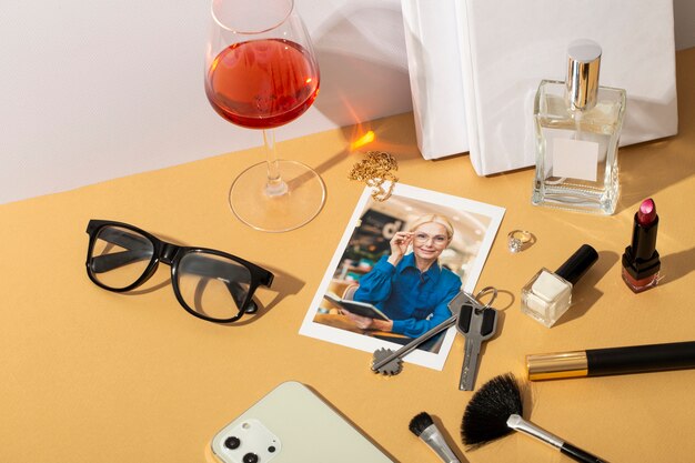 Bodegón del día de la mujer con maquillaje y joyas.