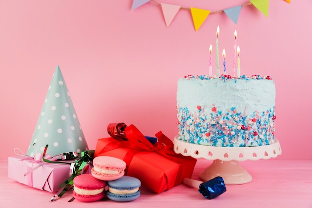 Bodegón de elementos de cumpleaños