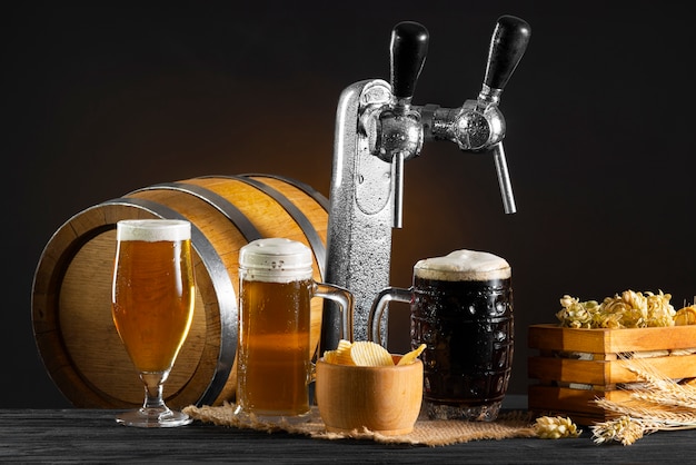 Foto gratuita bodegón de elementos de elaboración de cerveza.