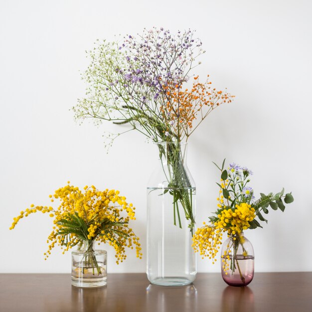 Bodegón de flores en mesa