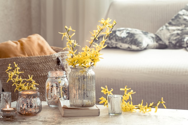 Bodegón con flores con objetos decorativos en la sala de estar.