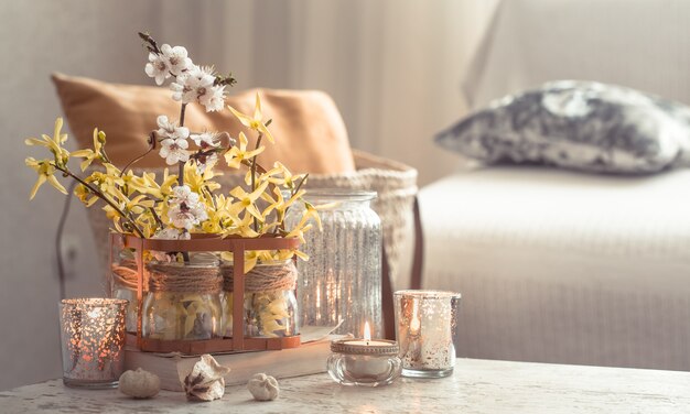 Bodegón con flores con objetos decorativos en la sala de estar.