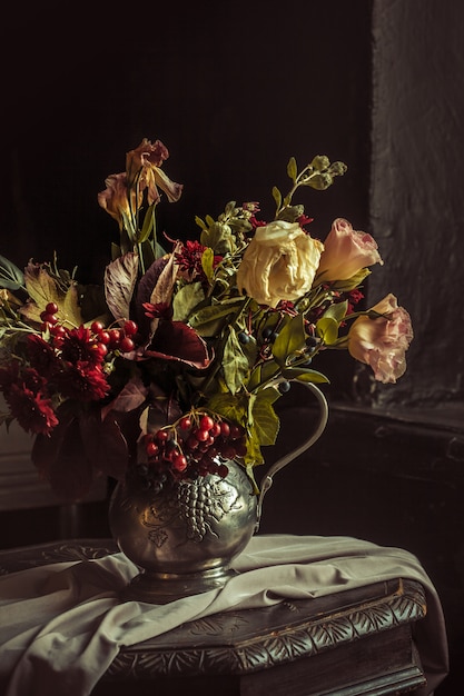 Foto gratuita bodegón con flores de otoño