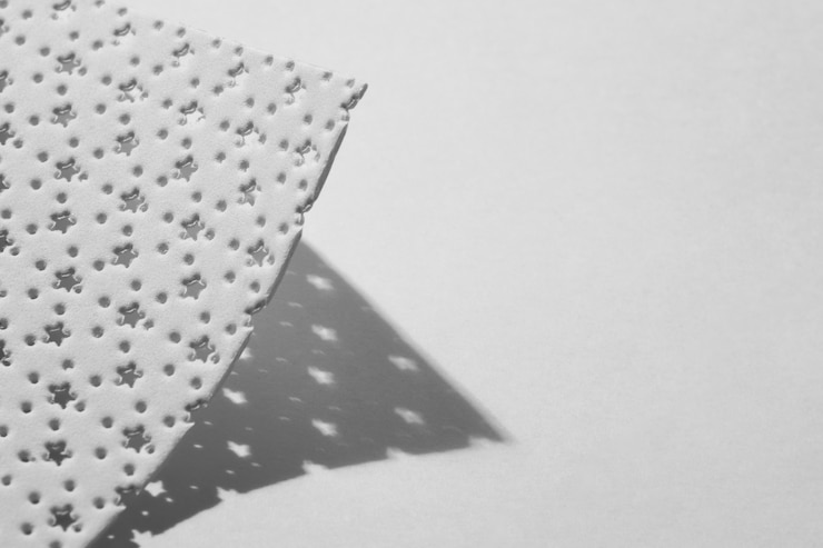 Foto gratuito bodegón de fondo de chapa microperforada