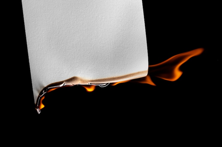 Foto gratuito bodegón de fondo de papel quemado