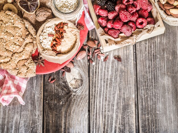 bodegón con frambuesas y nueces