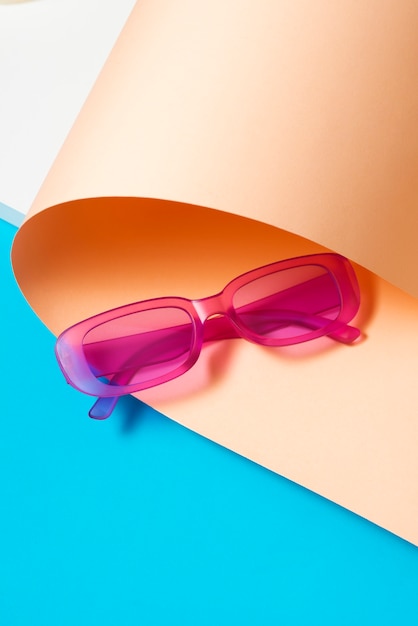 Foto gratuita bodegón de gafas de sol transparentes de colores