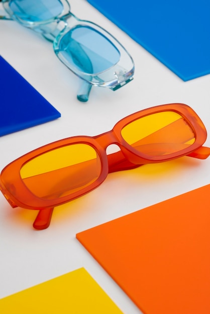 Foto gratuita bodegón de gafas de sol transparentes de colores