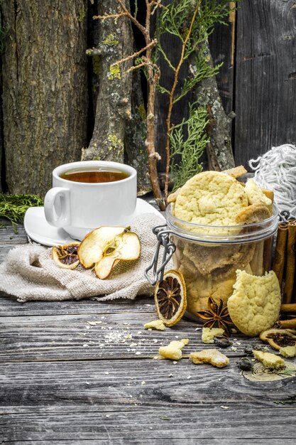 Bodegón con galletas y especias sobre madera