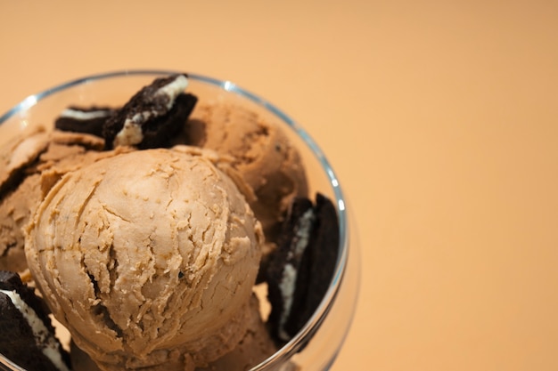 Foto gratuita bodegón de galletas y helado