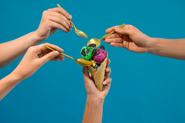 Foto gratuita bodegón de galletas y helado