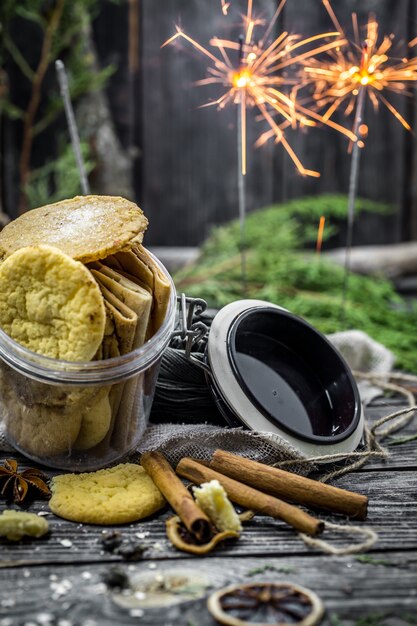 bodegón con galletas y luces