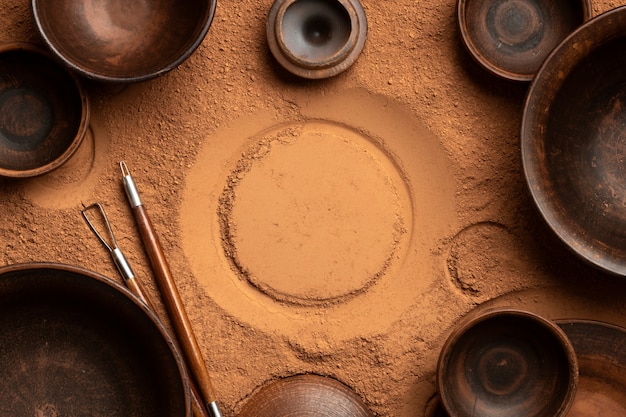 Bodegón de herramientas de cerámica y alfarería