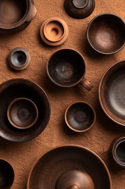 Bodegón de herramientas de cerámica y alfarería