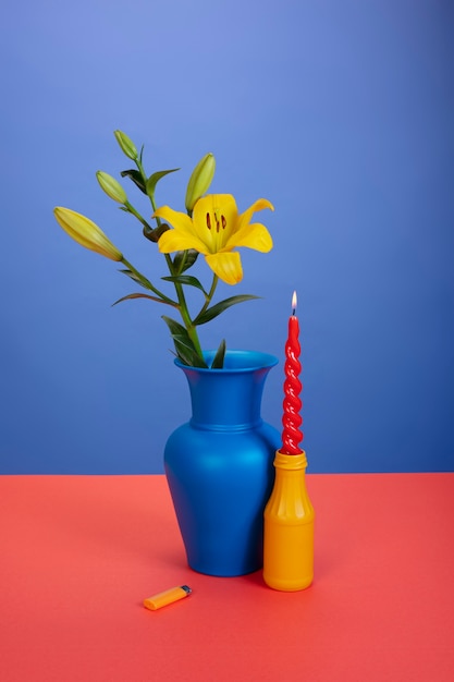 Foto gratuita bodegón con hojas y flores de colores