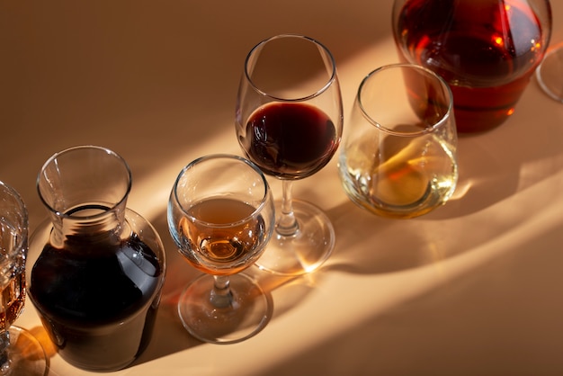Bodegón de jarra de vino en la mesa