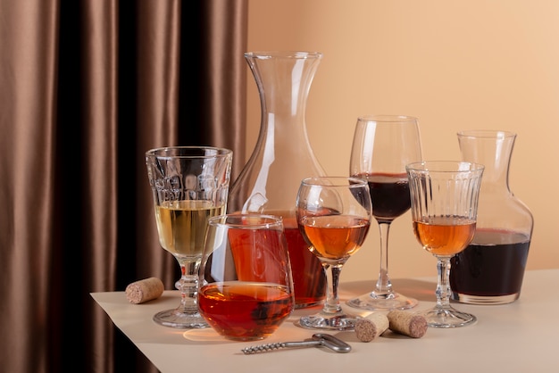 Foto gratuita bodegón de jarra de vino en la mesa