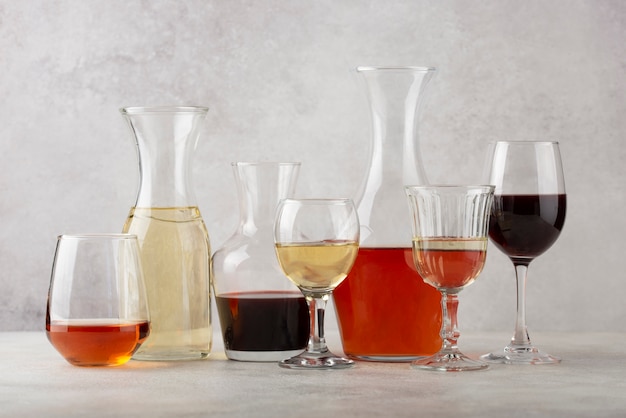 Foto gratuita bodegón de jarra de vino en la mesa