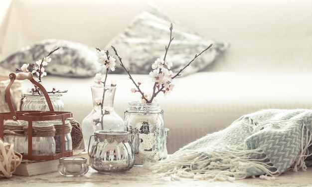 Bodegón con jarrones con flores de primavera en el salón.