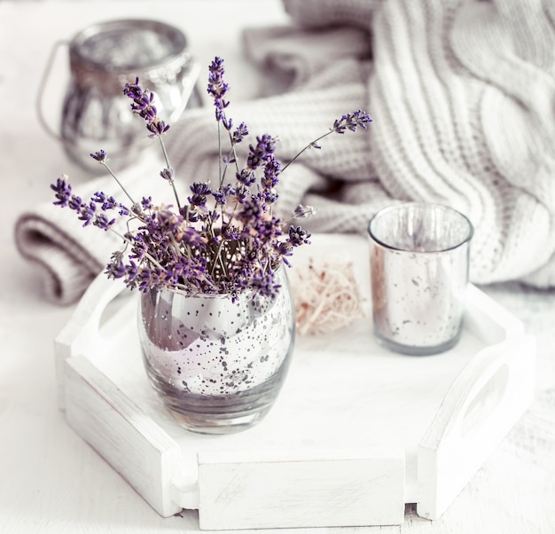 Foto gratuita bodegón con lavanda en un vaso